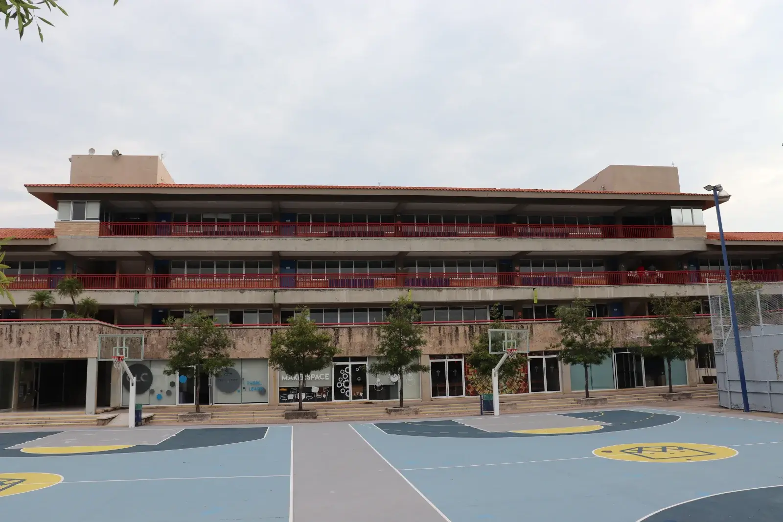 Basketball court in front of the main building of Cumbres International School San Javier with sports facilities